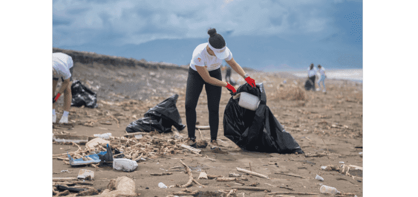 Voluntaria de Fundación MAPFRE recogiendo basura