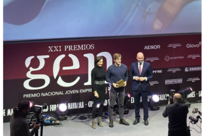 Antonio Espinosa de los Monteros (en el centro) posa junto a Begoña de Benito, directora de Relaciones Externas de Ecoembes, y Fermín Albadalejo, presidente de CEAJE