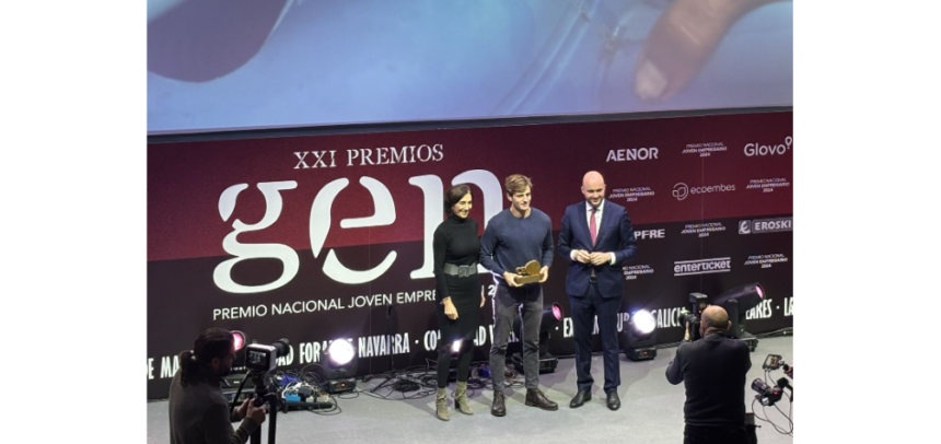 Antonio Espinosa de los Monteros (en el centro) posa junto a Begoña de Benito, directora de Relaciones Externas de Ecoembes, y Fermín Albadalejo, presidente de CEAJE