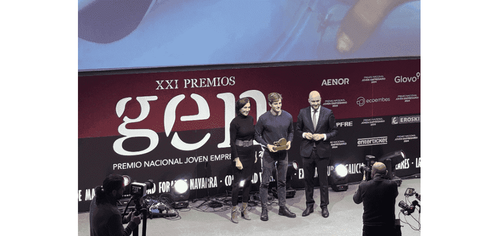 Antonio Espinosa de los Monteros (en el centro) posa junto a Begoña de Benito, directora de Relaciones Externas de Ecoembes, y Fermín Albadalejo, presidente de CEAJE