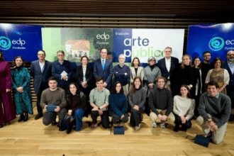 Los ganadores y finalistas del concurso Arte Público, con representantes del Ayuntamiento de Puente Viesgo y de la Fundación EDP