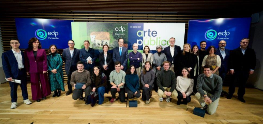 Los ganadores y finalistas del concurso Arte Público, con representantes del Ayuntamiento de Puente Viesgo y de la Fundación EDP