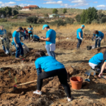 Voluntarios de Suntory Beverage & Food Spain reforestando