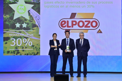 (de izquierda a derecha) María Tena, directora de Logística de Aecoc; Rafael Simón, responsable de Logística de El Pozo Alimentación; y José María Bonmatí, director general de AECOC