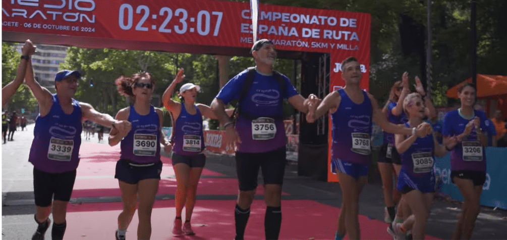 Foto extraída del documental 'Mójate con Aquadeus' con los participantes pasando la línea de meta