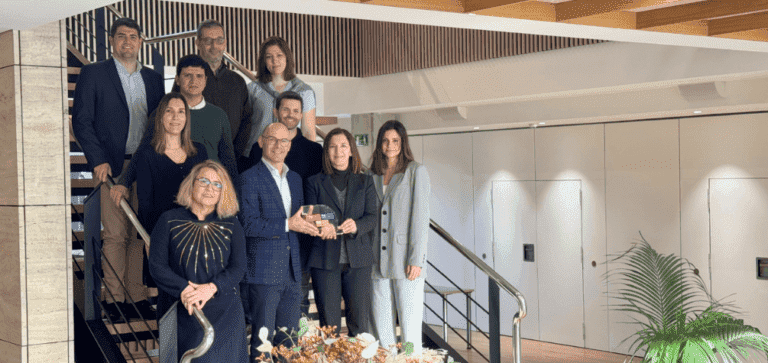 Nicolas Dumoulin, director general de Boehringer Ingelheim España y Olga Salomó, directora de Recursos Humanos, junto con parte del equipo