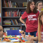 Imagen de una clase de apoyo del proyecto "Volar Juntos" de Boeing y Cooperación Internacional