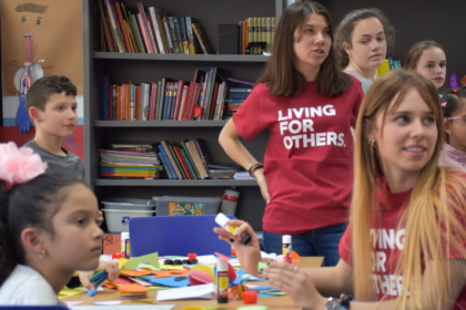 Imagen de una clase de apoyo del proyecto "Volar Juntos" de Boeing y Cooperación Internacional