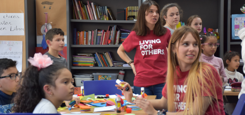 Imagen de una clase de apoyo del proyecto "Volar Juntos" de Boeing y Cooperación Internacional