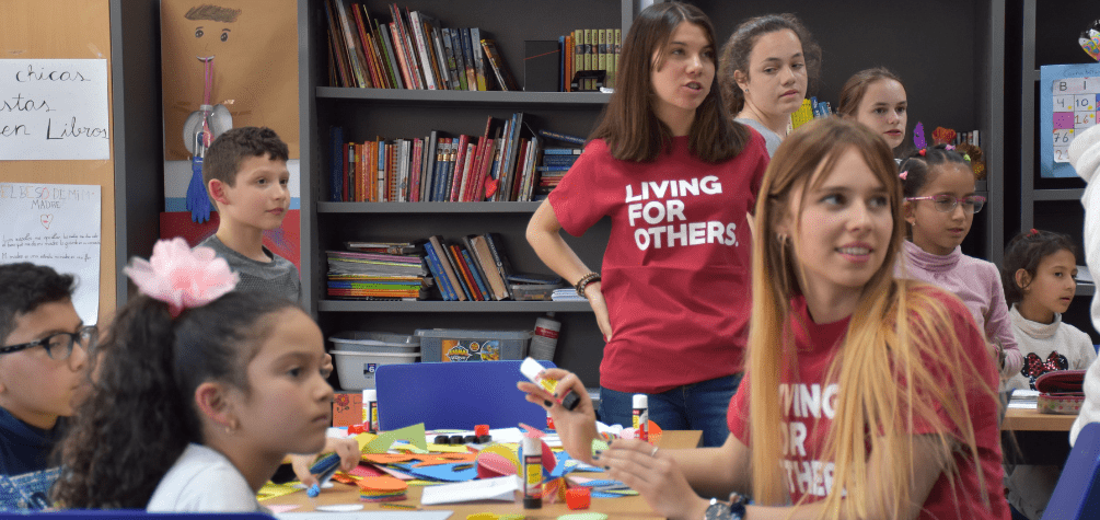 Imagen de una clase de apoyo del proyecto "Volar Juntos" de Boeing y Cooperación Internacional