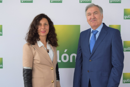 La presidenta de Guillón junto a su Consejero Delegado