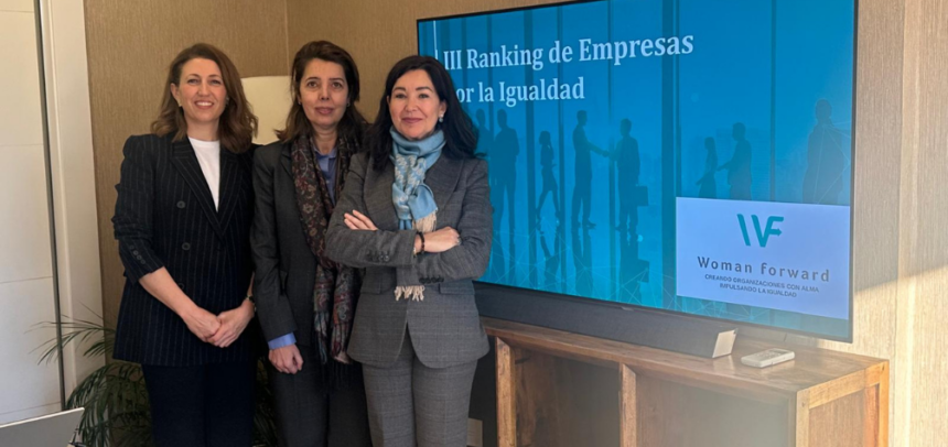 Parte del equipo de la Fundación Woman Forward con su presidenta, Mirian Izquierda, a la derecha.