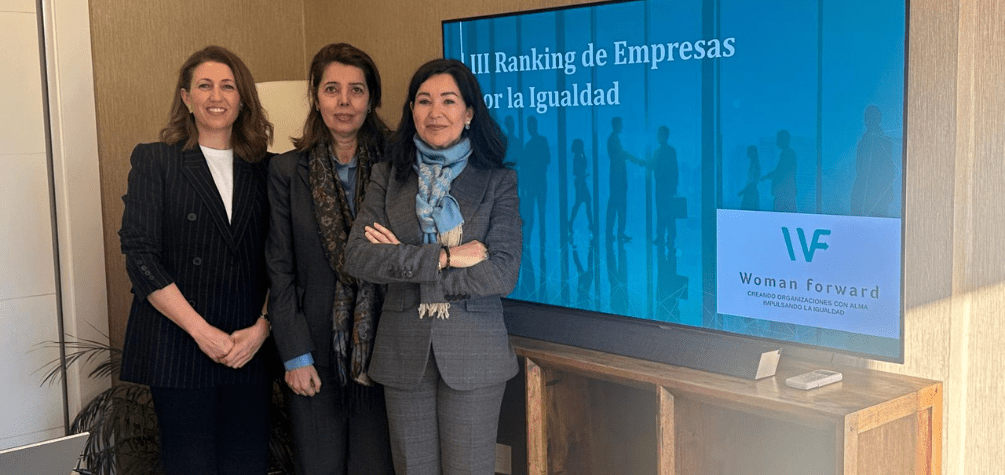 Parte del equipo de la Fundación Woman Forward con su presidenta, Mirian Izquierda, a la derecha.