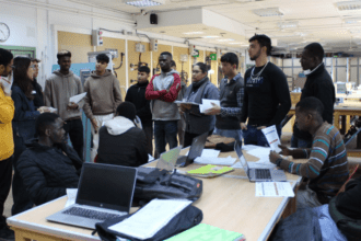 El alumnado del Aula EDP, en el taller de Electricidad de Norte Joven Fuencarral. Foto: Norte Joven.