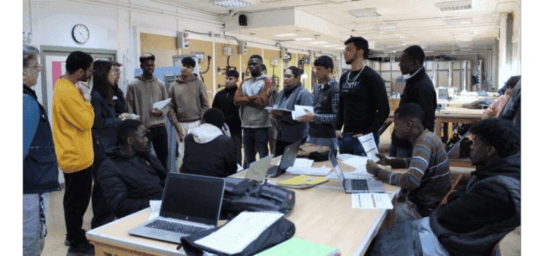 El alumnado del Aula EDP, en el taller de Electricidad de Norte Joven Fuencarral. Foto: Norte Joven.