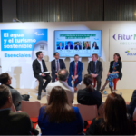 Víctor Monsalvo, jefe del Área de Eco-eficiencia en el departamento de Innovación de Aqualia; José Manuel Alcántara, director general de Arcgisa; José Juan Franco, alcalde de La Línea de la Concepción; Ignacio Gragera, alcalde de Badajoz; y Silvia Heredia, alcaldesa de Écija