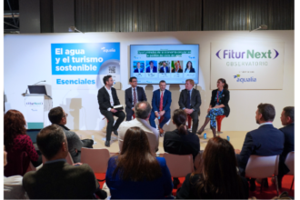 Víctor Monsalvo, jefe del Área de Eco-eficiencia en el departamento de Innovación de Aqualia; José Manuel Alcántara, director general de Arcgisa; José Juan Franco, alcalde de La Línea de la Concepción; Ignacio Gragera, alcalde de Badajoz; y Silvia Heredia, alcaldesa de Écija