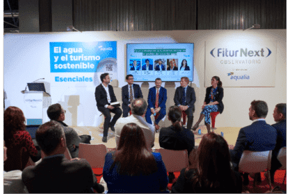 Víctor Monsalvo, jefe del Área de Eco-eficiencia en el departamento de Innovación de Aqualia; José Manuel Alcántara, director general de Arcgisa; José Juan Franco, alcalde de La Línea de la Concepción; Ignacio Gragera, alcalde de Badajoz; y Silvia Heredia, alcaldesa de Écija