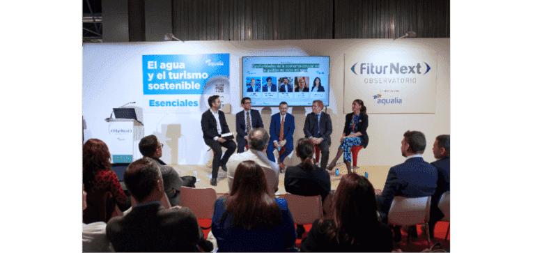 Víctor Monsalvo, jefe del Área de Eco-eficiencia en el departamento de Innovación de Aqualia; José Manuel Alcántara, director general de Arcgisa; José Juan Franco, alcalde de La Línea de la Concepción; Ignacio Gragera, alcalde de Badajoz; y Silvia Heredia, alcaldesa de Écija