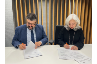 Firma de convenio entre Fundación Naturgy (María Eugenia Coronado) y FPEmpresa (Luis García Domínguez)