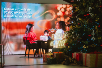 Imagen del Árbol de los Sueños de CaixaBank en la oficina ‘all in one’ de Madrid