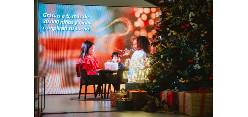 Imagen del Árbol de los Sueños de CaixaBank en la oficina ‘all in one’ de Madrid