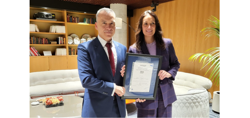 Rafael García Meiro, CEO de AENOR y Olga Abad, directora de Banca de Empresas e Instituciones de Santander España