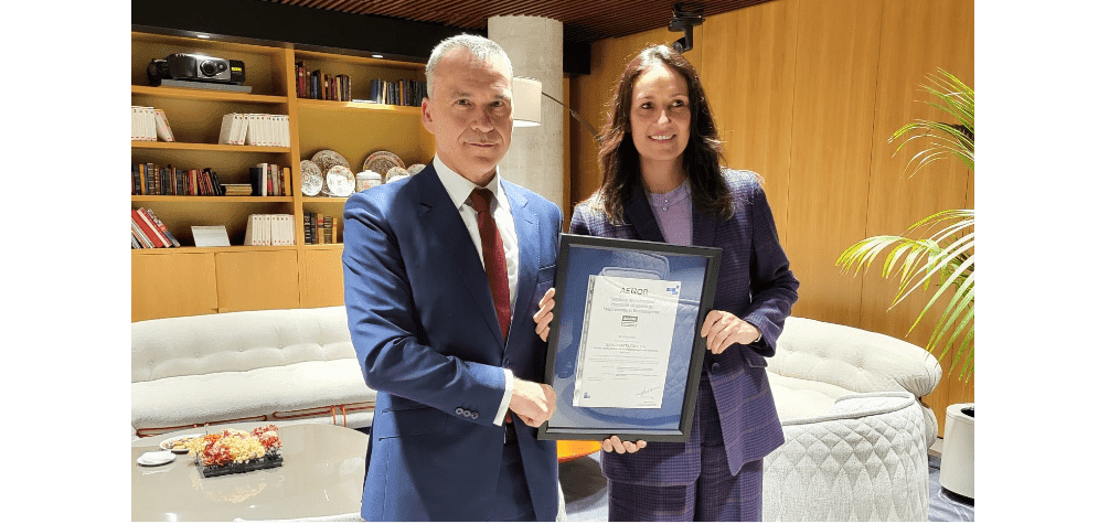 Rafael García Meiro, CEO de AENOR y Olga Abad, directora de Banca de Empresas e Instituciones de Santander España