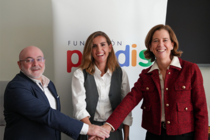 Pedro Megre, CEO de UCI, Valle Oñate, directora general de Fundación Prodis y Alejandra Kindelán, presidenta de AEB