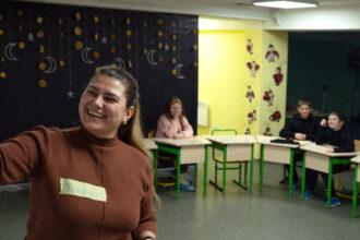 Tetiana, una profesora que forma parte del programa de formación Espacio Seguro de Plan International para profesores y psicólogos, centrado en ofrecer técnicas de apoyo emocional a los niños, imparte clases en el sótano de una guardería en la región de Járkov © Georgiy Ivanchenko para Plan International