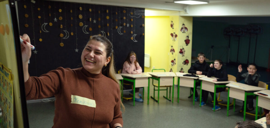 Tetiana, una profesora que forma parte del programa de formación Espacio Seguro de Plan International para profesores y psicólogos, centrado en ofrecer técnicas de apoyo emocional a los niños, imparte clases en el sótano de una guardería en la región de Járkov © Georgiy Ivanchenko para Plan International