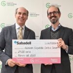 Entrega de cheque de 27.000 € por parte de Bernardino Gómez Aritmendi, director general de Sabadell Seguros a Dr. Laureano Molins, presidente de la Associació Contra el Càncer a Barcelona