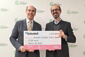 Entrega de cheque de 27.000 € por parte de Bernardino Gómez Aritmendi, director general de Sabadell Seguros a Dr. Laureano Molins, presidente de la Associació Contra el Càncer a Barcelona