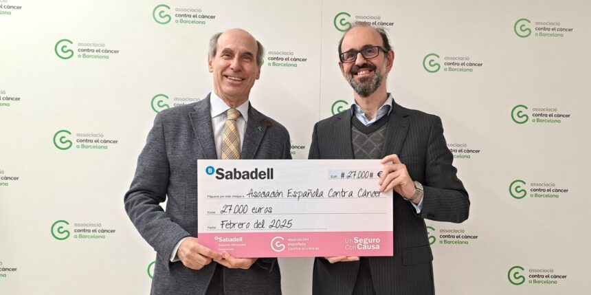 Entrega de cheque de 27.000 € por parte de Bernardino Gómez Aritmendi, director general de Sabadell Seguros a Dr. Laureano Molins, presidente de la Associació Contra el Càncer a Barcelona