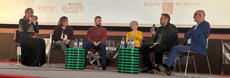 Tras la proyección, el doctor Raúl Carrillo, oncólogo del grupo Ribera en el hospital Perpetuo Socorro de Cartagena, y Roberto Cañada, nutricionista de las clínicas Ribera Cardiosalus de Murcia, participaron en una mesa de debate junto a otros profesionales sanitarios y pacientes de cáncer