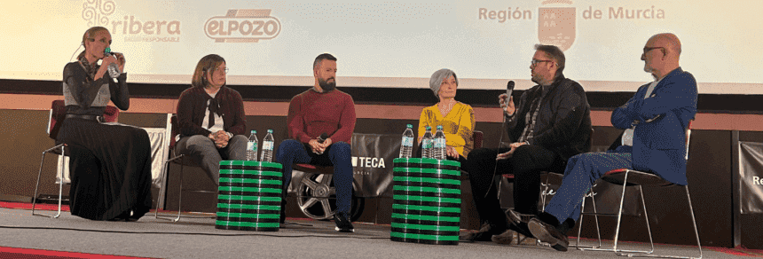 Tras la proyección, el doctor Raúl Carrillo, oncólogo del grupo Ribera en el hospital Perpetuo Socorro de Cartagena, y Roberto Cañada, nutricionista de las clínicas Ribera Cardiosalus de Murcia, participaron en una mesa de debate junto a otros profesionales sanitarios y pacientes de cáncer