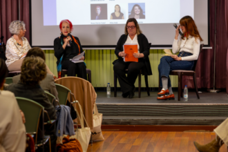 De izq. a dcha: Carolina Pecharromán, Directora del programa Objetivo Igualdad y Editora de Igualdad de RTVE; la periodista y corresponsal internacional Rosa María Calaf; María Ángeles Samperio, Presidenta del Consejo de Género de la Federación Internacional de Periodistas y Clara Amechazurra, Head of Content de Freeda Media