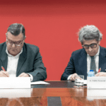 Firma del convenio por parte del director de Relaciones Sociolaborales, Pablo Tauroni López de Rodas, y el director general de Fundación ONCE, José Luis Martínez Donoso