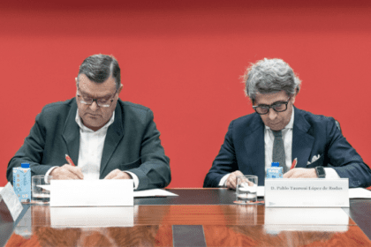 Firma del convenio por parte del director de Relaciones Sociolaborales, Pablo Tauroni López de Rodas, y el director general de Fundación ONCE, José Luis Martínez Donoso