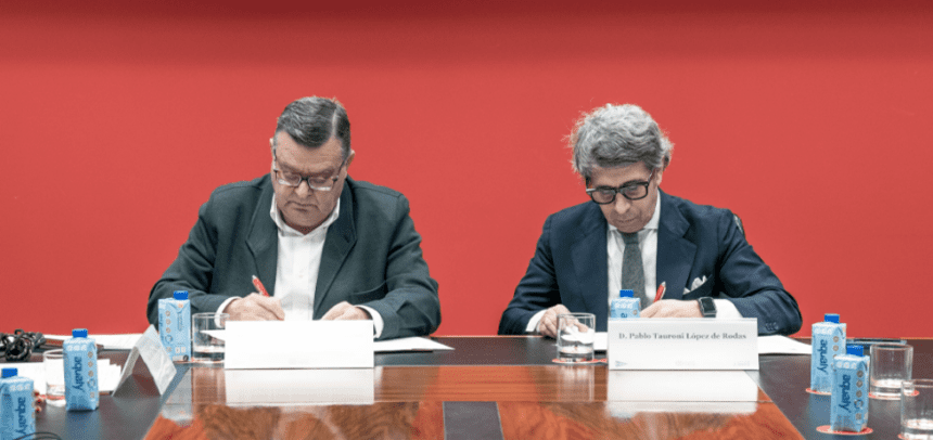 Firma del convenio por parte del director de Relaciones Sociolaborales, Pablo Tauroni López de Rodas, y el director general de Fundación ONCE, José Luis Martínez Donoso