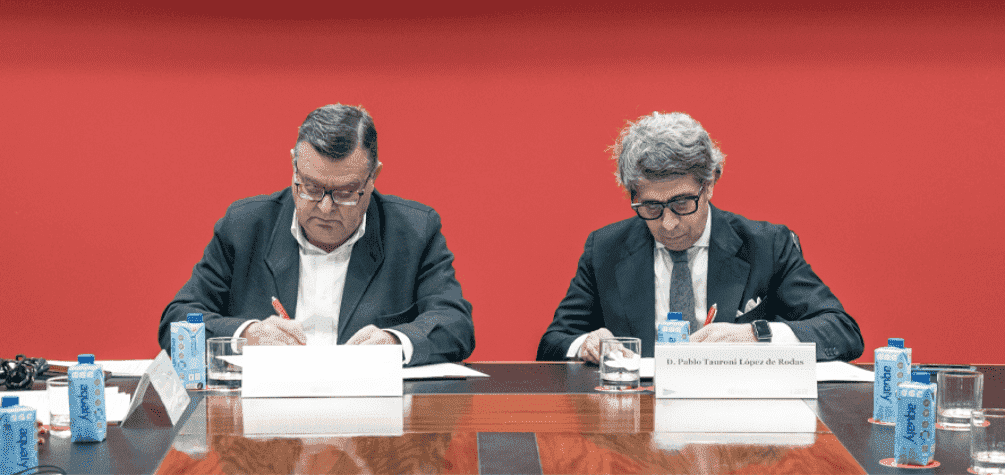 Firma del convenio por parte del director de Relaciones Sociolaborales, Pablo Tauroni López de Rodas, y el director general de Fundación ONCE, José Luis Martínez Donoso