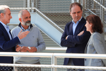 Rodrigo Cañedo, responsable de Oncología de Roche Farma para la zona Norte; Íñigo Sáenz de Miera, director general de la Fundación Botín; y Fátima Sánchez Santiago, directora ejecutiva del Centro Botín.