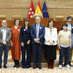 Lola Manterola, presidenta de la Fundación CRIS contra el cáncer y Enrique Ossorio, presidente de la Asamblea de Madrid (en el centro) junto a investigadores y pacientes de la Fundación CRIS contra el cáncer