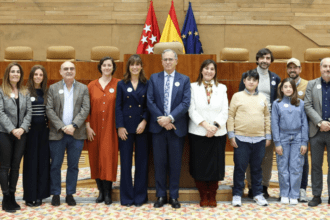 Lola Manterola, presidenta de la Fundación CRIS contra el cáncer y Enrique Ossorio, presidente de la Asamblea de Madrid (en el centro) junto a investigadores y pacientes de la Fundación CRIS contra el cáncer