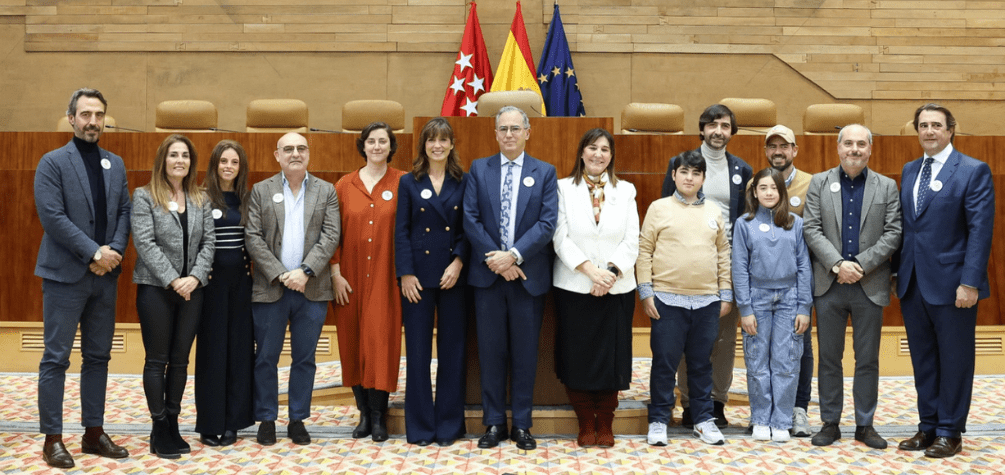 Lola Manterola, presidenta de la Fundación CRIS contra el cáncer y Enrique Ossorio, presidente de la Asamblea de Madrid (en el centro) junto a investigadores y pacientes de la Fundación CRIS contra el cáncer