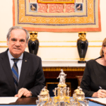 Jesús Aguilar, presidente del Consejo General de Colegios Farmacéuticos y Ana de la Cueva, presidenta de Patrimonio Nacional