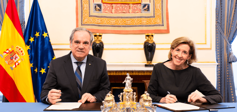 Jesús Aguilar, presidente del Consejo General de Colegios Farmacéuticos y Ana de la Cueva, presidenta de Patrimonio Nacional