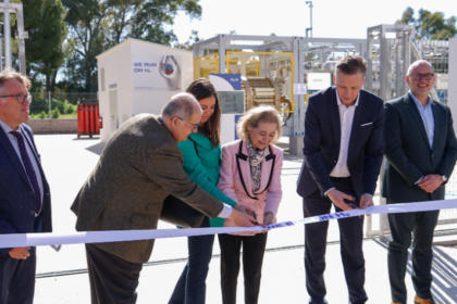 La consejera Mercedes Vaquera inaugura la planta piloto de DEUTZ Spain