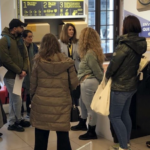 M Carmen Madrid, directora de la oficina principal de Correos de Málaga, con el alumnado