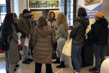 M Carmen Madrid, directora de la oficina principal de Correos de Málaga, con el alumnado